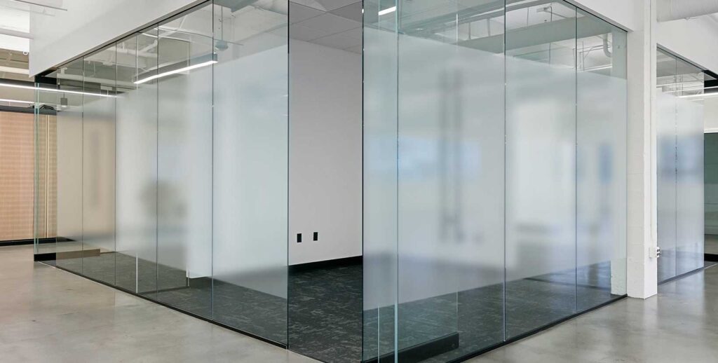 Cómo usar vinilos para cristales en oficinas, baños o escaparates (sin perder elegancia)